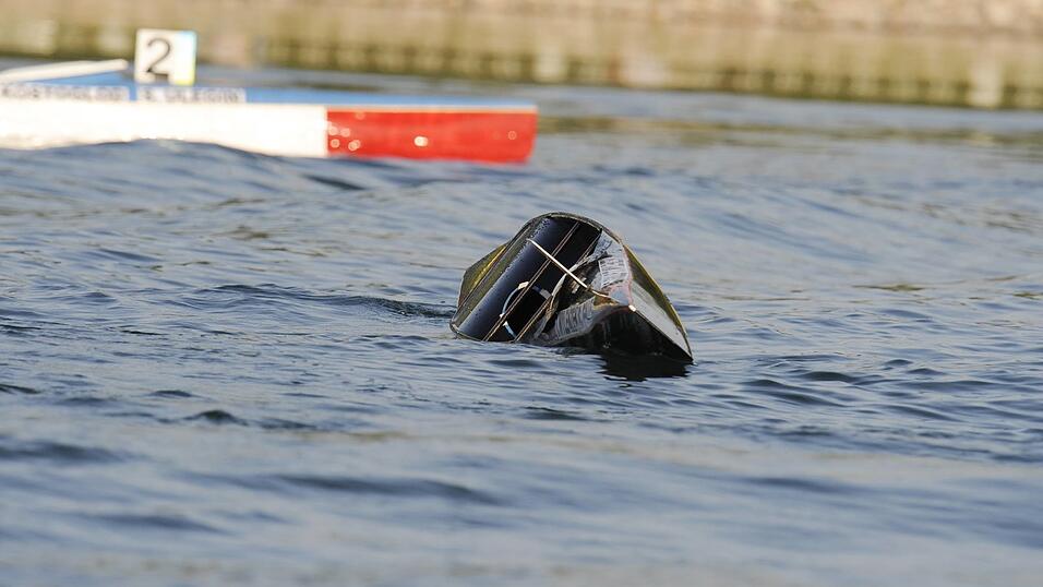 Die drei Insassen schafften es nicht mehr, allein zurück in das Ruderboot zu gelangen. (Symbolbild) Die drei Insassen schafften es nicht mehr, allein zurück in das Ruderboot zu gelangen. (Symbolbild)
