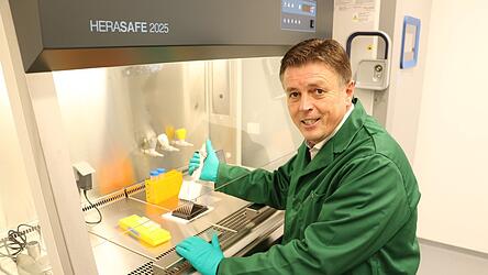 Das BITZ nennt Ewald Seifert &bdquo;Chancenmagnet&ldquo; und &bdquo;Brutkasten&ldquo;. Hier sitzt er selbst mal Probe im Bioengineering Transformation Lab von Dr. Richard Janissen. Zellen werden getestet und in Mikrotiterplatten mit hunderten kleinen Gef&auml;&szlig;en &uuml;berf&uuml;hrt, um Untersuchungen mit hohem Durchsatz zu erm&ouml;glichen. Dies geschieht in biologischen Sicherheitswerkb&auml;nken wie hier, um jegliche &auml;u&szlig;ere Kontaminierung der Zellproben zu vermeiden.