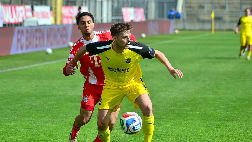 Angeführt von Paul Grauschopf (in Gelb) rollt nach der Pause ein Angriff auf Angriff auf das Tor des FC Bayern II mit Vincent Manuba, doch der Ball fand einfach nicht ins Tor. Angeführt von Paul Grauschopf (in Gelb) rollt nach der Pause ein Angriff auf Angriff auf das Tor des FC Bayern II mit Vincent Manuba, doch der Ball fand einfach nicht ins Tor.