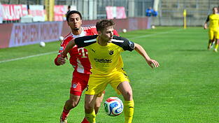 Angef&uuml;hrt von Paul Grauschopf (in Gelb) rollt nach der Pause ein Angriff auf Angriff auf das Tor des FC Bayern II mit Vincent Manuba, doch der Ball fand einfach nicht ins Tor.