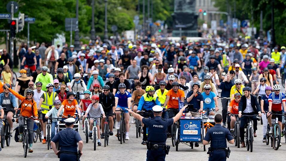 6.500 Menschen nahmen laut Polizei an der Fahrt teil. 6.500 Menschen nahmen laut Polizei an der Fahrt teil.