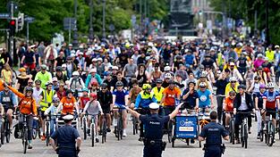 6.500 Menschen nahmen laut Polizei an der Fahrt teil. 6.500 Menschen nahmen laut Polizei an der Fahrt teil.
