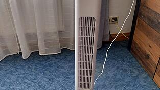 Nun steht der Ventilator bei Holzmanns daheim. Nun steht der Ventilator bei Holzmanns daheim.