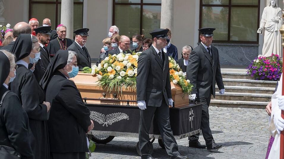 Am heutigen Mittwoch wurde Georg Ratzinger am Unteren Katholischen Friedhof in Regensburg beigesetzt.