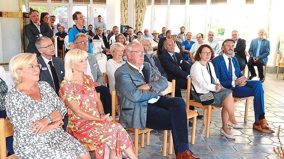 Viele Ehreng&auml;ste hatten sich zur offiziellen Wiederer&ouml;ffnung des Rupert-Schmid-Lebenshilfezentrums eingefunden.