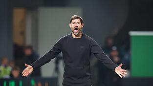 Fürths Trainer Thomas Kleine in Aktion am Spielfeldrand. Fürths Trainer Thomas Kleine in Aktion am Spielfeldrand.