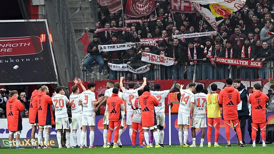 Die Spieler von Bayern M&uuml;nchen bejubelten das Remis in Leverkusen wie einen Sieg.