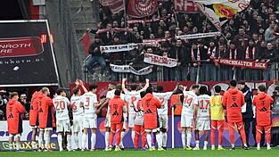 Die Spieler von Bayern M&uuml;nchen bejubelten das Remis in Leverkusen wie einen Sieg.