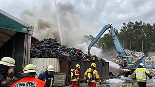 Zahlreiche Feuerwehrleute waren mit den L&ouml;scharbeiten besch&auml;ftigt.