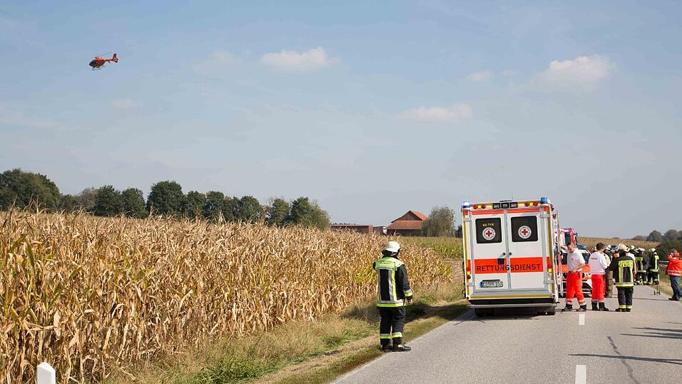 Ein Sanka fuhr am Samstag auf einen Notarztwagen auf, nachdem dieser stark bremste. Vier Rettungskräfte wurden leicht verletzt. Ein Sanka fuhr am Samstag auf einen Notarztwagen auf, nachdem dieser stark bremste. Vier Rettungskräfte wurden leicht verletzt.