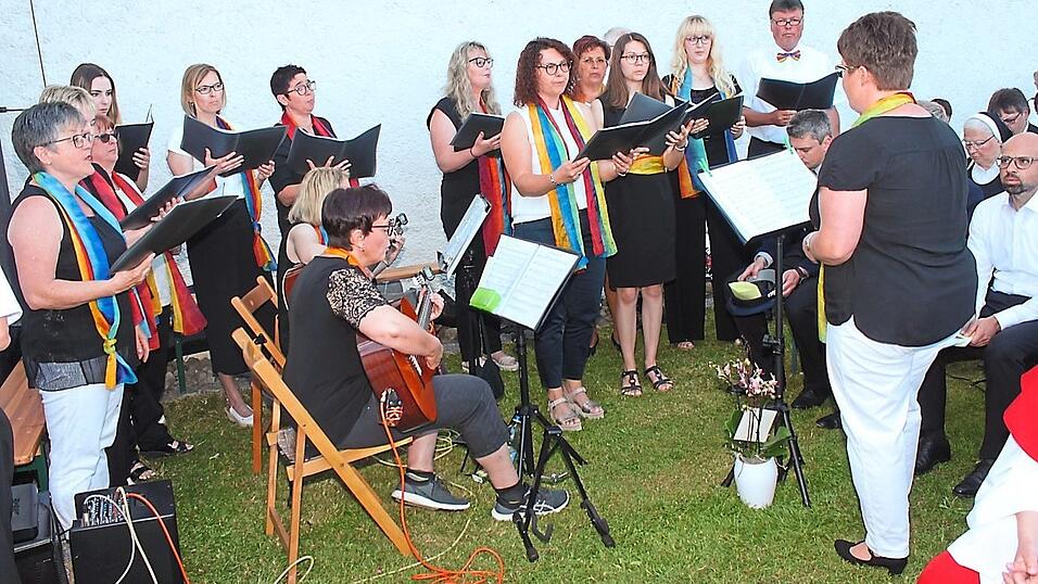 Der Chor Cantando unter Leitung von Evi Achatz