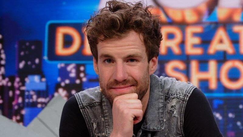 Komiker Luke Mockridge gibt im Dreiteiler '&Uuml;berWeihnachten' sein Deb&uuml;t als Filmschauspieler.