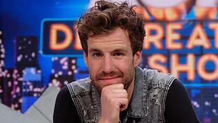 Komiker Luke Mockridge gibt im Dreiteiler '&Uuml;berWeihnachten' sein Deb&uuml;t als Filmschauspieler.