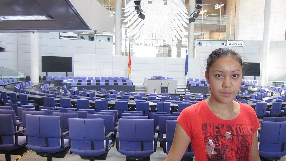 Stefanie Meier (13) besuchte am Tag der Ein- und Ausblicke den Deutschen Bundestag. Dort lernte sie auch Gerda Hasselfeldt (CSU-Landesvorsitzende) kennen. Die ehemalige Ursulinen-Schülerin freute sich, eine Straubingerin in Berlin zu sehen. Stefanie Meier (13) besuchte am Tag der Ein- und Ausblicke den Deutschen Bundestag. Dort lernte sie auch Gerda Hasselfeldt (CSU-Landesvorsitzende) kennen. Die ehemalige Ursulinen-Schülerin freute sich, eine Straubingerin in Berlin zu sehen.