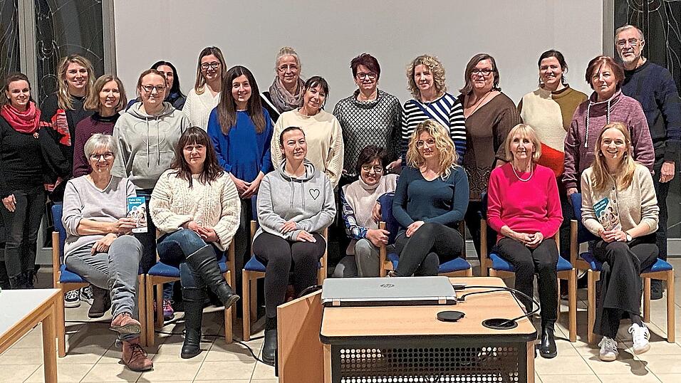 Dass zum Auftakt der Aktion 'Faire Kita Straubing' so viele Mitarbeiterinnen und Elternbeiräte kamen, freut die Vertreter der Steuerungsgruppe mit Leiterin Maria Stauber (sitzend links) sehr. Dass zum Auftakt der Aktion 'Faire Kita Straubing' so viele Mitarbeiterinnen und Elternbeiräte kamen, freut die Vertreter der Steuerungsgruppe mit Leiterin Maria Stauber (sitzend links) sehr.