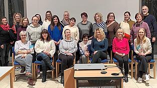 Dass zum Auftakt der Aktion 'Faire Kita Straubing' so viele Mitarbeiterinnen und Elternbeiräte kamen, freut die Vertreter der Steuerungsgruppe mit Leiterin Maria Stauber (sitzend links) sehr.
