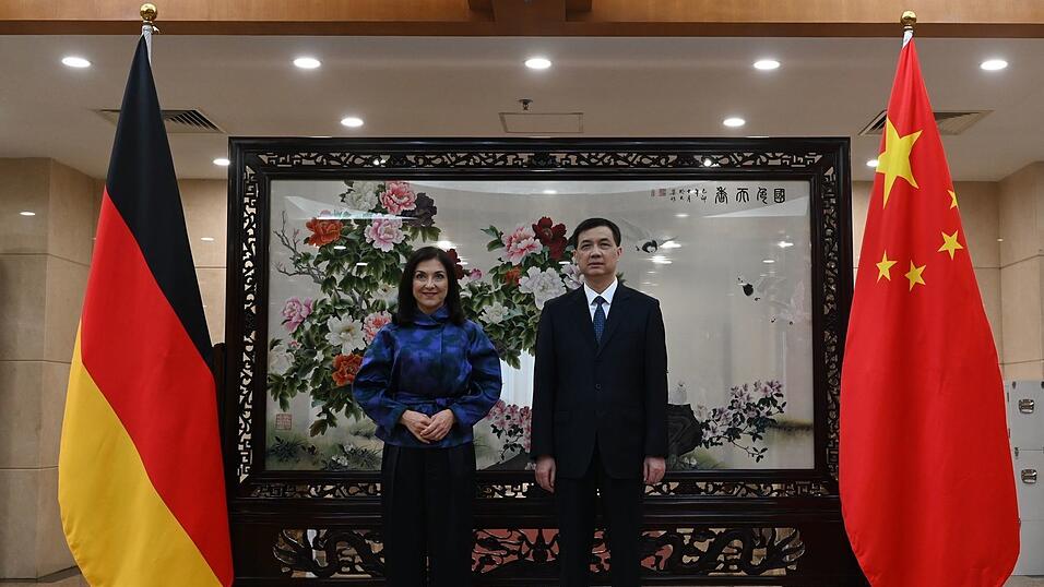 Zum Auftakt ihrer Reise traf Reiche den chinesischen Spitzenbeamten Zhou Haibing. Zum Auftakt ihrer Reise traf Reiche den chinesischen Spitzenbeamten Zhou Haibing.