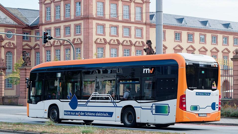 Mannheim zählt mit Freiburg und Karlsruhe zu den Spitzenreitern bei der Umstellung auf batteriebetriebene Elektrobusse. (Archivbild) Mannheim zählt mit Freiburg und Karlsruhe zu den Spitzenreitern bei der Umstellung auf batteriebetriebene Elektrobusse. (Archivbild)