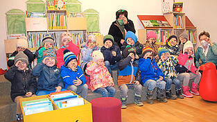 'Dank der Bücherei haben wir den Durchblick!': Die Kinder der Bienengruppe des Kindergartens Am Lins sind regelmäßige und immer gerne gesehene Vormittagsgäste von Elisabeth Niedermayer (oben Mitte) und Gerda Greß (rechts). Sie dürfen sich Bücher ausleihen, die ihnen ihre Erzieherin Silvia Troppmann und Kinderpflegerin Silvia Florian dann im Kindergarten vorlesen. 'Dank der Bücherei haben wir den Durchblick!': Die Kinder der Bienengruppe des Kindergartens Am Lins sind regelmäßige und immer gerne gesehene Vormittagsgäste von Elisabeth Niedermayer (oben Mitte) und Gerda Greß (rechts). Sie dürfen sich Bücher ausleihen, die ihnen ihre Erzieherin Silvia Troppmann und Kinderpflegerin Silvia Florian dann im Kindergarten vorlesen.