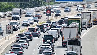 Am dritten Oktoberwochenende könnte es nach Einschätzung des ADAC auf einigen Autobahnen in Bayern zu Staus kommen. (Symbolbild)