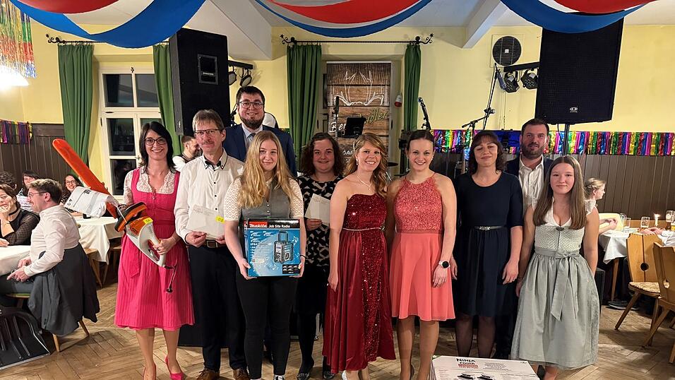 Diesen Gewinnern der Hauptpreise war Fortuna besonders wohlgesonnen. Mit im Bild die beiden Gl&uuml;cksfeen sowie die beiden Vorsitzenden Christian Bergmann und Andreas Bergmann.