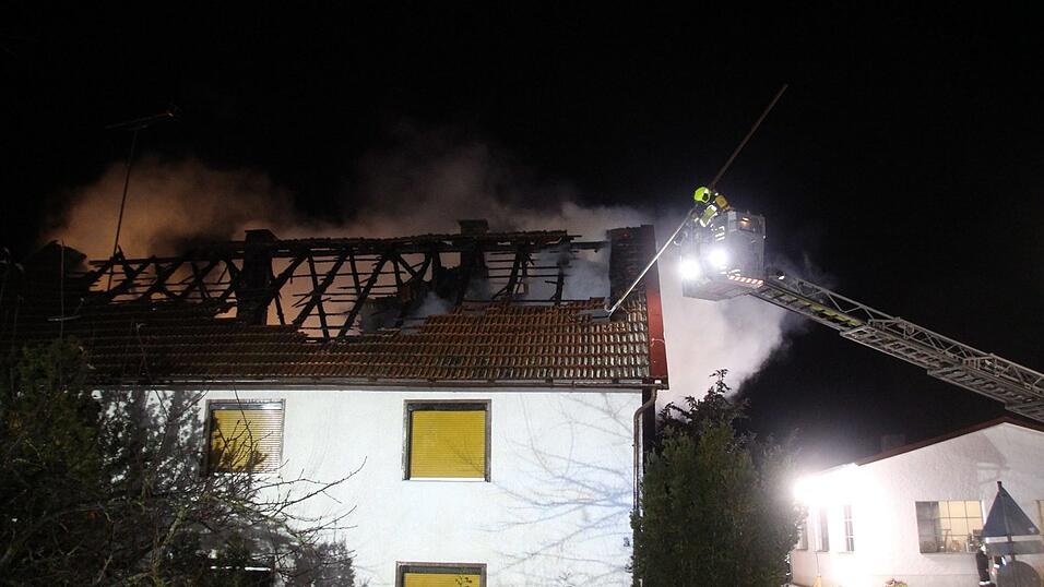 Im Laberweintinger Ortsteil Untergraßlfing ist es in der Nacht zu einem Brand gekommen. Im Laberweintinger Ortsteil Untergraßlfing ist es in der Nacht zu einem Brand gekommen.