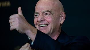 Daumen hoch: FIFA-Präsident Gianni Infantino ist begeistert von der Club-WM.