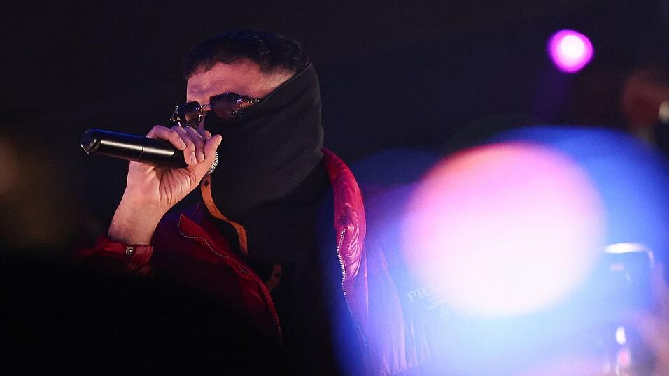 Der Rapper zeigte sich beim Auftritt in Gießen erneut verhüllt. Der Rapper zeigte sich beim Auftritt in Gießen erneut verhüllt.