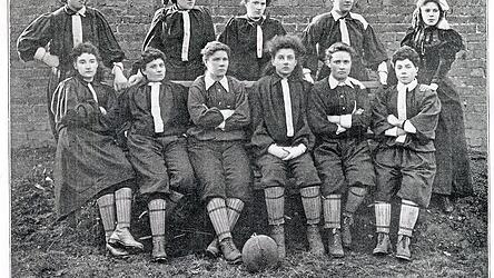 Der British Ladies&rsquo; Footballclub von Nettie Honeyball holte sich 1894 einen Mann als Trainer. Die m&auml;nnlichen Profis vom 1. FC Union Berlin werden seit ein paar Tagen von einer Frau trainiert - Marie-Louise Eta feiert diesen Samstag Premiere in der Bundesliga.