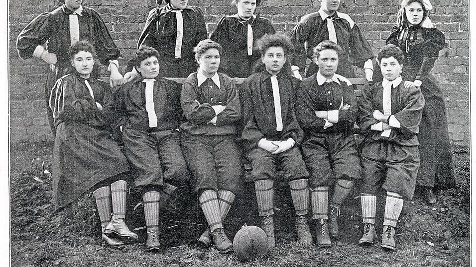 Der British Ladies&rsquo; Footballclub von Nettie Honeyball holte sich 1894 einen Mann als Trainer. Die m&auml;nnlichen Profis vom 1. FC Union Berlin werden seit ein paar Tagen von einer Frau trainiert - Marie-Louise Eta feiert diesen Samstag Premiere in der Bundesliga.