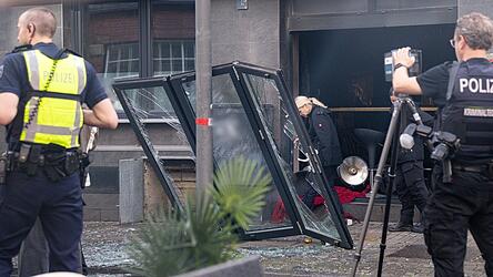 Der Eingangsbereich sowie Teile des Innenraums wurden durch die Explosion und den Brand zerst&ouml;rt, wie die Polizei mitteilte.