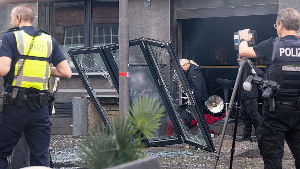 Der Eingangsbereich sowie Teile des Innenraums wurden durch die Explosion und den Brand zerstört, wie die Polizei mitteilte. Der Eingangsbereich sowie Teile des Innenraums wurden durch die Explosion und den Brand zerstört, wie die Polizei mitteilte.