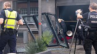 Der Eingangsbereich sowie Teile des Innenraums wurden durch die Explosion und den Brand zerst&ouml;rt, wie die Polizei mitteilte.