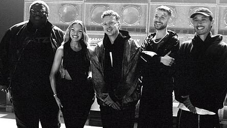 Von links nach rechts: Rayan Djima von der Band Blumengarten, Rapperin Shirin David, Christoph Erkes (Fizzle) vom Produzententeam Kitschkrieg, Samuel Eikmann von Blumengarten und Christian Meyerholz (Fiji Kris) von Kitschkrieg.