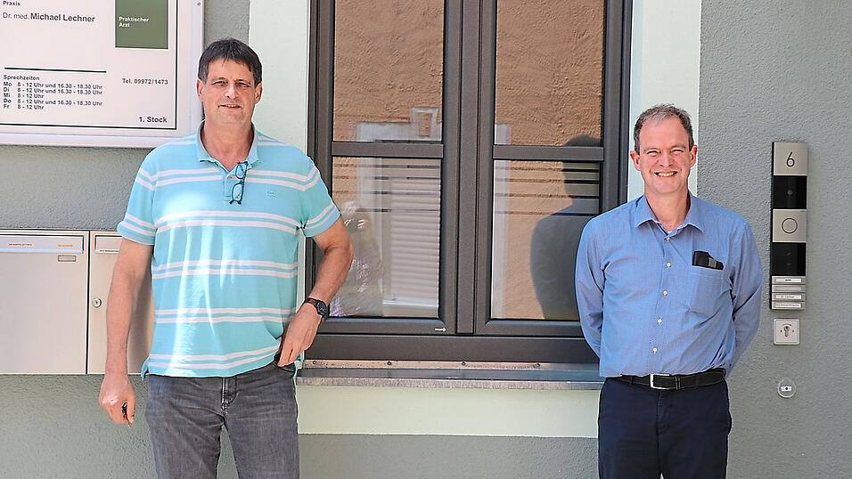 Nachfolge gesichert: Neu-Waldm&uuml;nchner Dr. Martin Dittner (rechts) &uuml;bernimmt die Hausarztpraxis von Dr. Michael Lechner. Dieser arbeitet aber weiterhin mit.