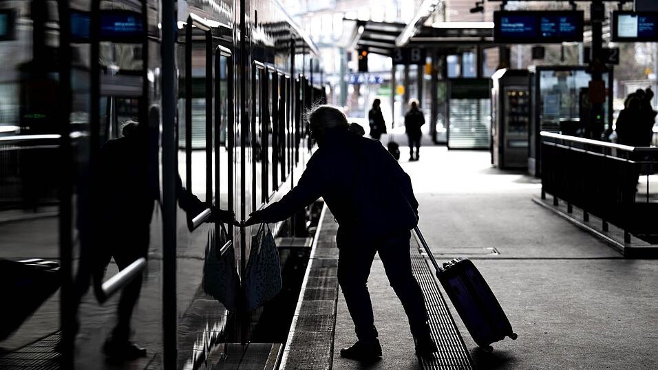 Es drohen erneut Warnstreiks bei der Bahn und anderen Bahnunternehmen. Es drohen erneut Warnstreiks bei der Bahn und anderen Bahnunternehmen.