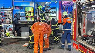 Die Feuerwehrleute mussten Spezialanzüge tragen. Die Feuerwehrleute mussten Spezialanzüge tragen.