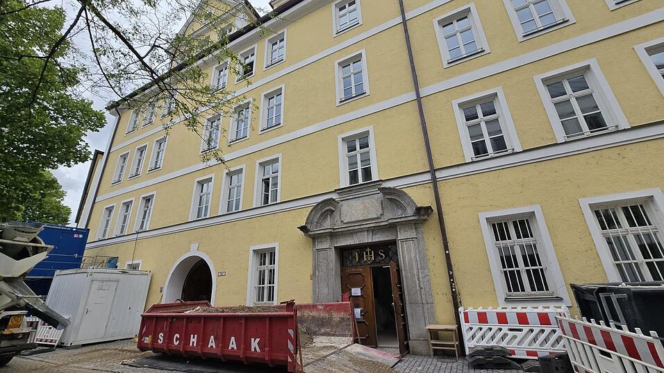 Mit der Fertigstellung des ersten Bauabschnitts ist die Baustelle umgezogen: Jetzt wird der Schultrakt am Bischof-Sailer-Platz saniert. Dort sind die Arbeiten aber nicht so umfangreich wie im ehemaligen Klostertrakt.
