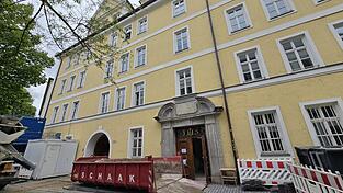 Mit der Fertigstellung des ersten Bauabschnitts ist die Baustelle umgezogen: Jetzt wird der Schultrakt am Bischof-Sailer-Platz saniert. Dort sind die Arbeiten aber nicht so umfangreich wie im ehemaligen Klostertrakt.