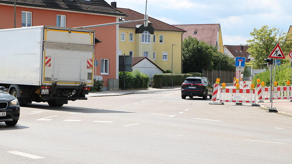Ab der Bahnhofskreuzung wird die neue Asphaltschicht aufgezogen. Ab der Bahnhofskreuzung wird die neue Asphaltschicht aufgezogen.