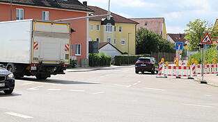 Ab der Bahnhofskreuzung wird die neue Asphaltschicht aufgezogen. Ab der Bahnhofskreuzung wird die neue Asphaltschicht aufgezogen.