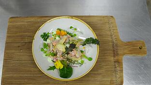 Der Sommerkeller in Straubing empfiehlt Poke mit Radieserl und Physalis.