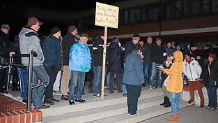 Die am Montag von der Gruppierung 'Pilsting steht auf' organisierte Mahnwache vor der Grund- und Mittelschule war spiegelbildlich f&uuml;r die &Auml;ngste vieler B&uuml;rger. Seitdem das Landratsamt verk&uuml;ndet hat, aus dem ehemaligen Edeka-Markt eine Fl&uuml;chtlingsunterkunft zu machen, hat sich Widerstand geregt - auch und vor allem in den sozialen Medien. Doch sind diese &Auml;ngste begr&uuml;ndet? Vertreter der PI Landau haben die Stimmungslage aufgegriffen.