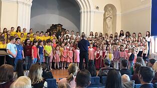 Der Bad K&ouml;tztinger Kindercor bei seinem Auftritt in Susice.