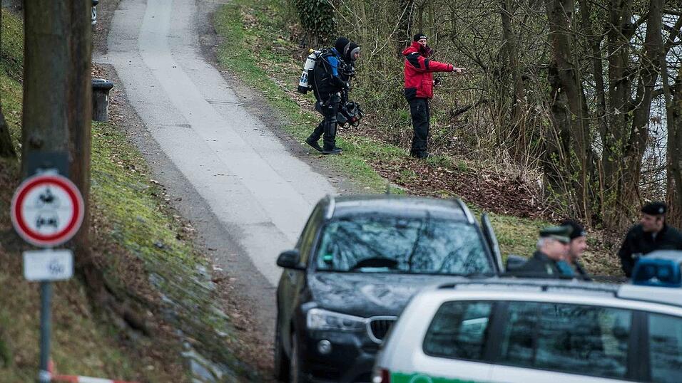 Polizeitaucher suchen am Freitagvormittag in der Donau nach der seit Sonntag vermissten Malina Klaar. An dieser Stelle hatten die Leichenspürhunde am Donnerstag angeschlagen. Polizeitaucher suchen am Freitagvormittag in der Donau nach der seit Sonntag vermissten Malina Klaar. An dieser Stelle hatten die Leichenspürhunde am Donnerstag angeschlagen.
