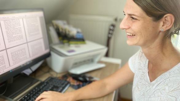 Stefanie S&ouml;llner nutzt jede freie Minute zum Schreiben.