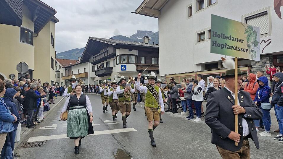 Unter der Leitung von Kapellmeister Rainer Klier marschierte die Nandlstädter Gruppe durch Zell. Unter der Leitung von Kapellmeister Rainer Klier marschierte die Nandlstädter Gruppe durch Zell.