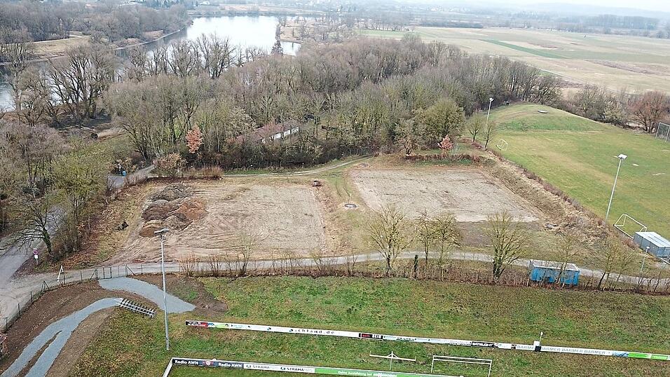 Die ehemaligen Tennispl&auml;tze zwischen dem Stadion des FSV VfB Straubing und der Donau werden zu einem neuen Fu&szlig;ballplatz umgebaut, auf dem vor allen Dingen Kinder und Jugendliche trainieren k&ouml;nnen.