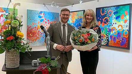 &bdquo;Das wird mein n&auml;chstes Bild!&ldquo; - Susanne Frick findet ihre Inspiration in der farbenfrohen Natur, so auch im Blumenstrau&szlig; von B&uuml;rgermeister Valentin Walk.