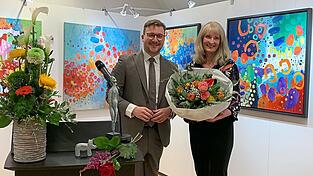 &bdquo;Das wird mein n&auml;chstes Bild!&ldquo; - Susanne Frick findet ihre Inspiration in der farbenfrohen Natur, so auch im Blumenstrau&szlig; von B&uuml;rgermeister Valentin Walk.